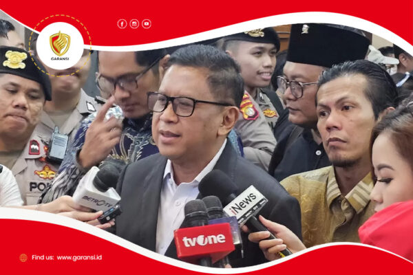 Sekjan PDIP Hasto Kristiyanto bersama wartawan