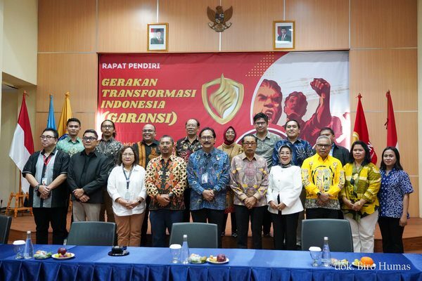 foto deklarasi garansi - 12 Foto bersama dewan pendiri bersama rektor UKI Prof. Dr. John Pieris, S.H., M.S., M.H