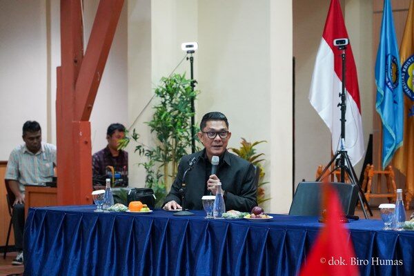 foto deklarasi garansi - 13 Ir. Abetnego Tarigan, M.Si. menyampaikan pendapat di acara rapat pendirian GARANSI