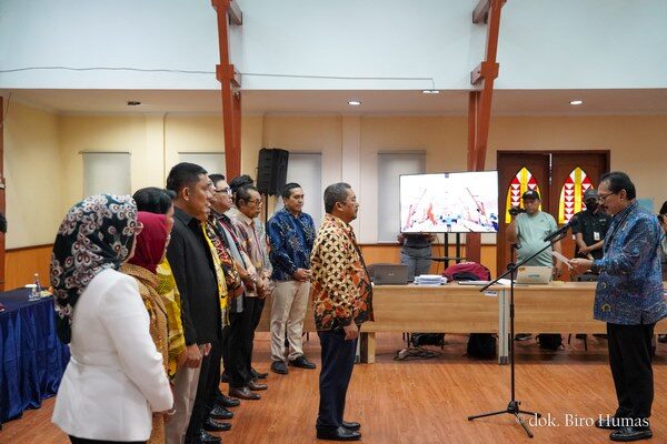 foto deklarasi garansi - 3 Rektor UKI melantikan dewan pendiri GARANSI