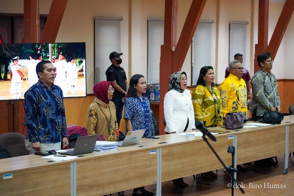 Suasana Rapat menyanyikan lagu Indonesia Raya