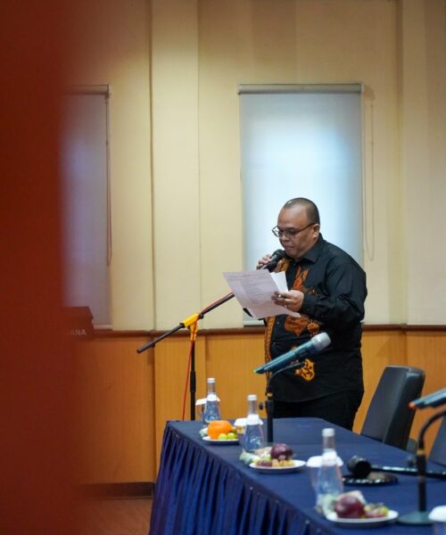 Pembawa Acara Membacakan Susunan Acara