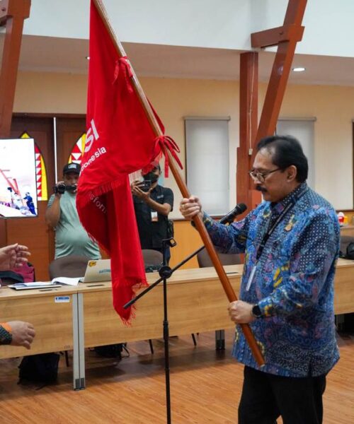 Acara Penyerahan Bendera GARANSI dari Rektor UKI Prof. Dr. Dhaniswara K. Harjono, S.H., M.H., MBA. kepada ketua pendiri garansi Rudi Sembiring Meliala