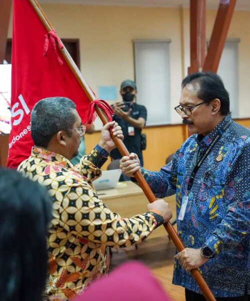 Acara Penyerahan Bendera GARANSI dari Rektor UKI Prof. Dr. Dhaniswara K. Harjono, S.H., M.H., MBA. kepada ketua pendiri garansi Rudi Sembiring Meliala