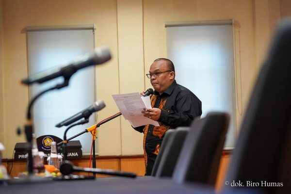 Pembawa Acara Membacakan Susunan Acara