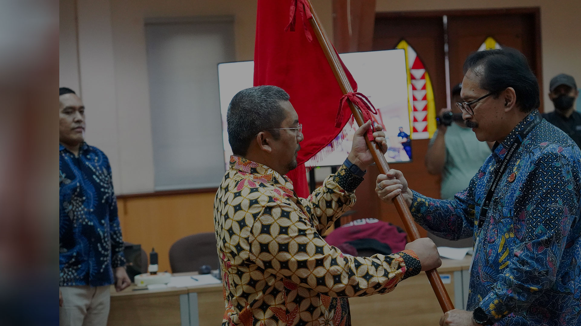 Acara Penyerahan Bendera GARANSI dari Rektor UKI Prof. Dr. Dhaniswara K. Harjono, S.H., M.H., MBA. kepada ketua pendiri garansi Rudi Sembiring Meliala